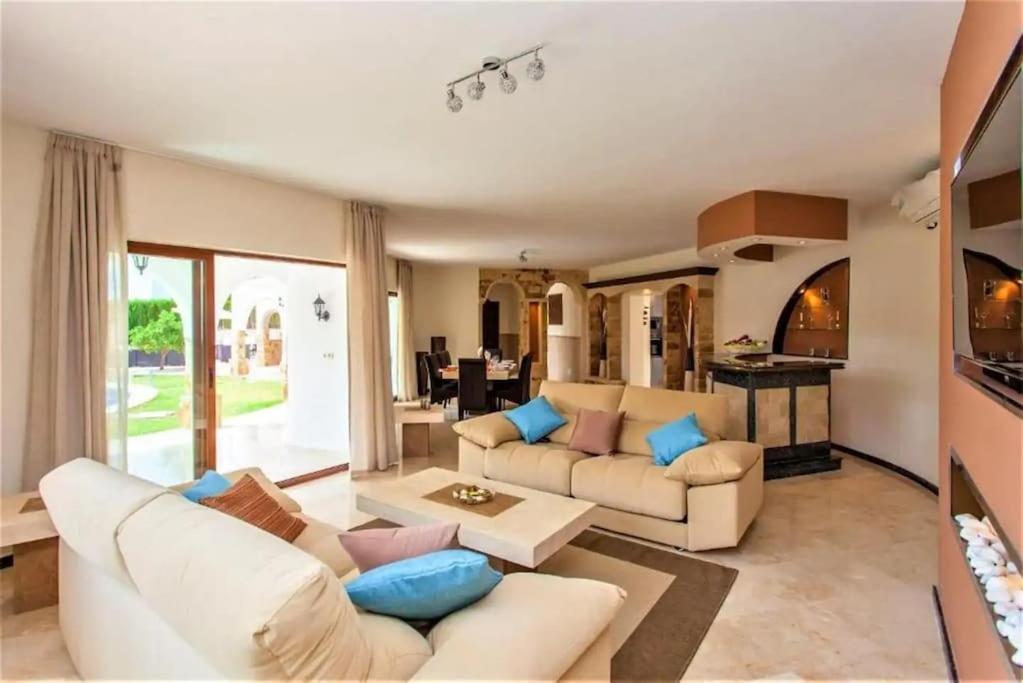 Summer Offers! Fabulous Luxury Villa Near The Beach Sleeps 8 베날마데나코스타 외부 사진