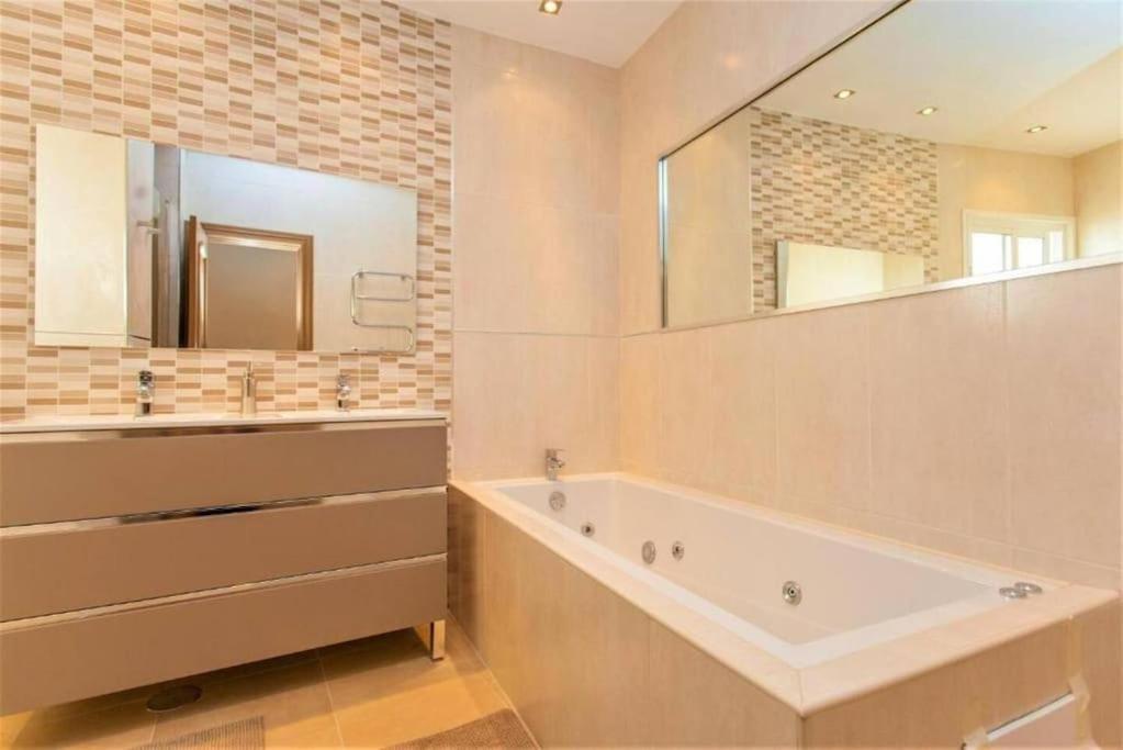 Summer Offers! Fabulous Luxury Villa Near The Beach Sleeps 8 베날마데나코스타 외부 사진